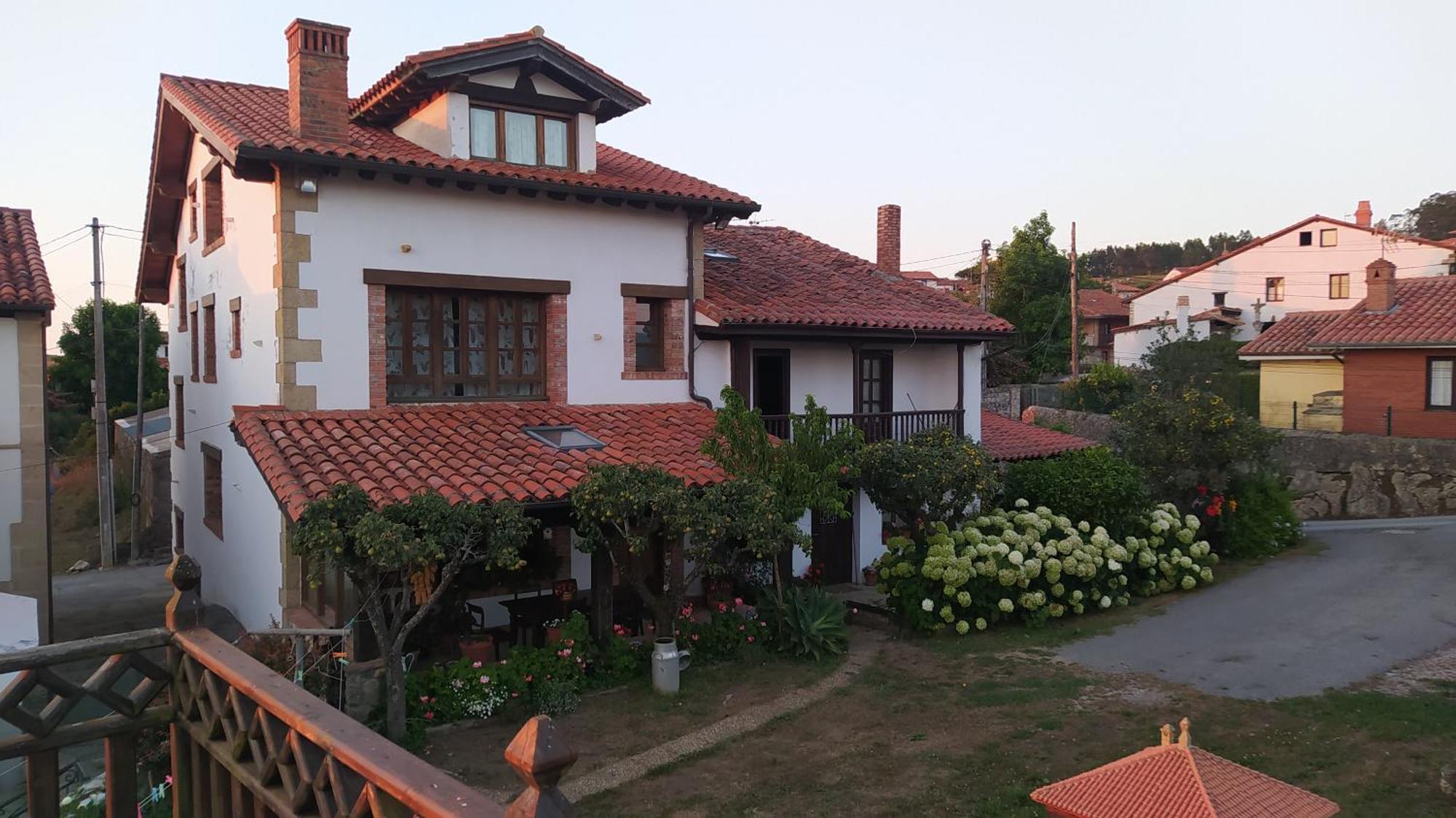 Casa Mari Paz Trasvia Villa โกมิญาส ภายนอก รูปภาพ