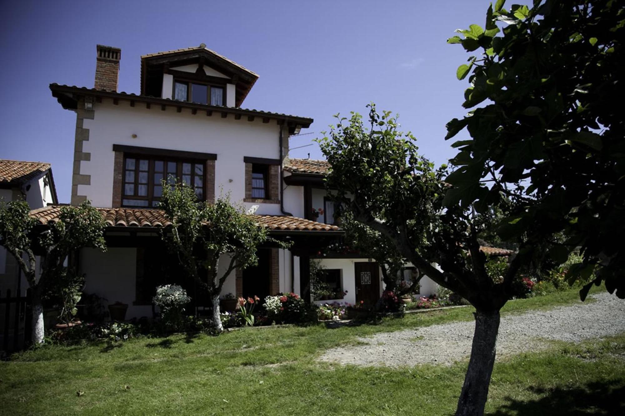Casa Mari Paz Trasvia Villa โกมิญาส ภายนอก รูปภาพ